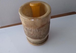 Almofariz cilíndrico e mão em pedra alabastro