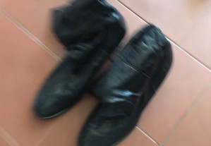 Botas em pele preta