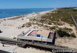 Restaurante na praia de altura, na areia, vista mar