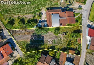 Casa, dependências e pátio para reabilitar em terreno de duas frentes em Grilos