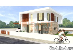 Moradia Com 2 Pisos, 4 Quartos E 3 Casas De Banho