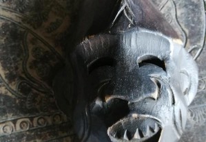 mascara de parede antiga em madeira