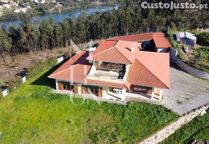 Moradia T4 localizada em Pedorido, Castelo de Paiva