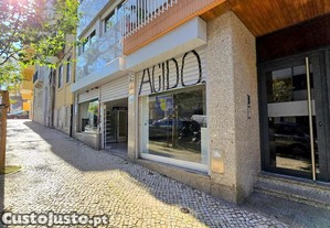 Loja ampla com espaço de estacionamento e arrecadação a poucos minutos da Av da Liberdade