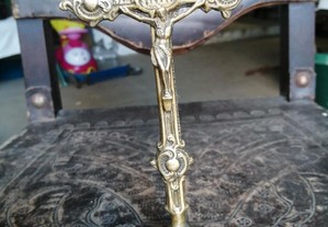 cruz pequena antiga em metal