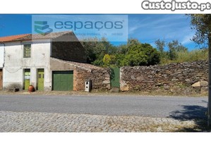 Moradia Com Garagem E Quintal