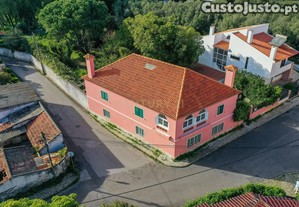 Moradia de charme T5 com Garagem e Terreno em Abrunheira, Sintra