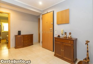 Apartamento T3, remodelado, em Corroios.