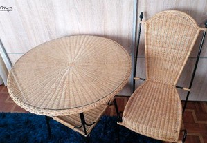 Bonito conjunto em vime composto com mesa em vime e armação em ferro e uma cadeira