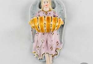 Pia de Água Benta porcelana Europeia em forma de anjo, séc. XIX