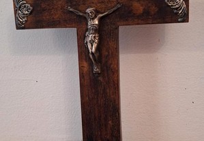 Crucifixo de mesa em madeira de mogno e prata