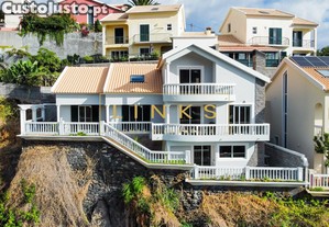 Vida costeira luxuosa: deslumbrante mordia de 3 quartos na ponta do sol