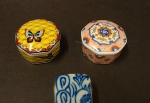 Três caixinhas em porcelana