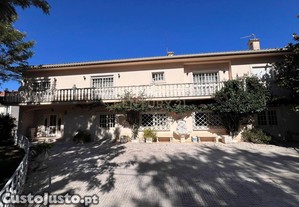 Prdio com AB 987m, terreno 1143m, T4 + T2, salo de eventos com 687m, a 1km da Lous