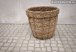 Vaso de plantas em palha