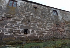 Casa de pedra para restaurar na aldeia de Sapiãos