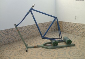 Quadro e rolo de bicicleta.