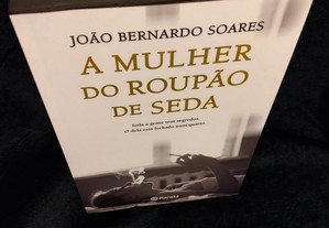 A Mulher do Roupão de Seda, de João Bernardo Soares. Impecável.