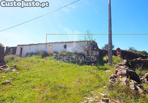 Ruína em pedra geminada, com terreno de 2,3 hectares