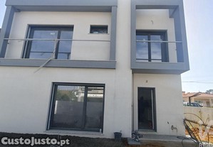 Casa / Villa T4 em Charneca De Caparica E Sobreda de 178,00 m²