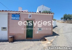 Moradia Com Logradouro Localizada Em Santa Cruz...