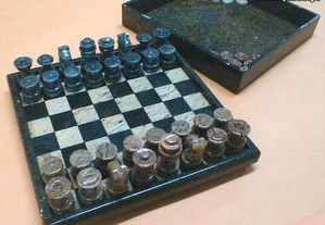 Jogo xadrez e damas pedra sabão 21x21x2cm