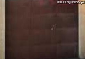 Porta de garagem em ferro