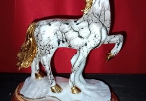 Cavalo em porcelana antigo