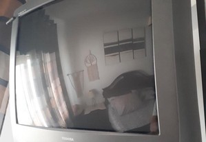 TV Toshiba com comando e suporte de parede