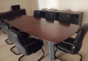 Mesa de reunião e cadeiras