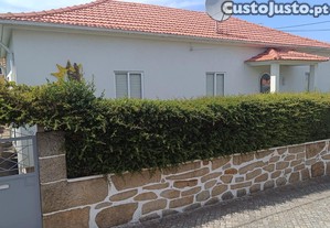 Moradia de 1 piso, dependência, terreno e quintal, de tipologia T3