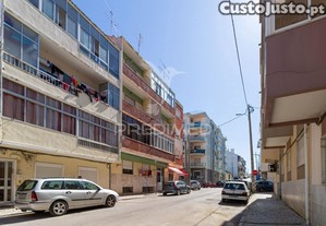 Luminoso t2 com duas varandas no seixal excelente de remodelação