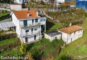 Quatro artigos duas moradias e duas ruínas, ribeira de pena