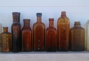 frascos antigos de laboratório e farmácia