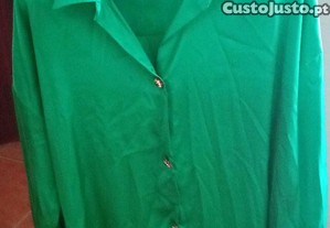 Camisa de senhora comprida, moderna elegante, com botes com pedrinhas,muito bonita.