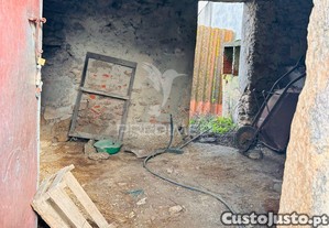 Terreno com construção para reabilitar tolosa
