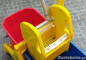 3 Carros de limpeza profissional equipados novos