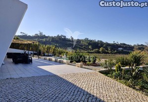 Moradia moderna com piscina e vistas sobre a natureza