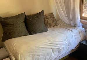 cama dupla com colchões e gavetas para arrumações