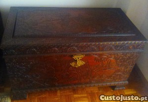 Arca/Baú em Madeira Maciça de Canfora Esculpida - tratada/encerada (ENTREGA)