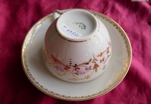 Chávena e pires de chá em porcelana da Vista alegre, motivo flores.