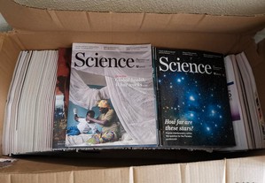 Caixa cheio de revistas de Science dos anos 2014 a