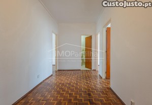 O Seu Novo Lar no Cacém: T2 Espaçoso com Luz Natural e Ótima Localização