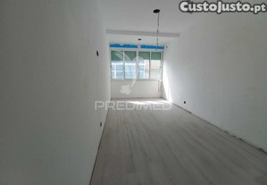 Apartamento t4   laranjeiro   perto da base naval de lisboa (alfeite)