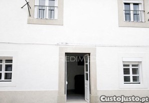 Moradia com 4 quartos - centro de alcains - castelo branco