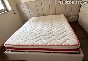 Cama estofada 160x200cm c/ cabeceira moderna e baú