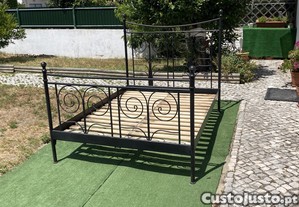 Cama de casal em ferro pintura em preto fosco com estrado em madeira, sem colchão. Estado usado.