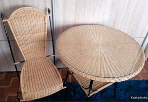 Lindo e agradável conjunto de mesa redonda em ferro e palhinha e uma cadeira