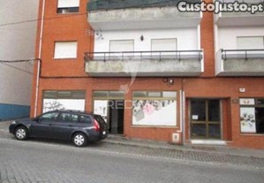 Loja de comercio no centro de nelas