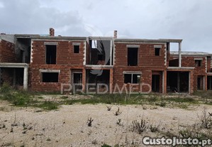 Terreno urbano com 6 moradias em construção